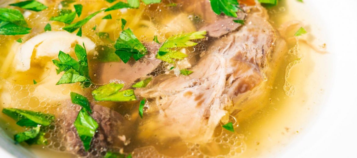 Hausgemachte Suppe mit dem Fleisch, Gemuese und Nudeln
